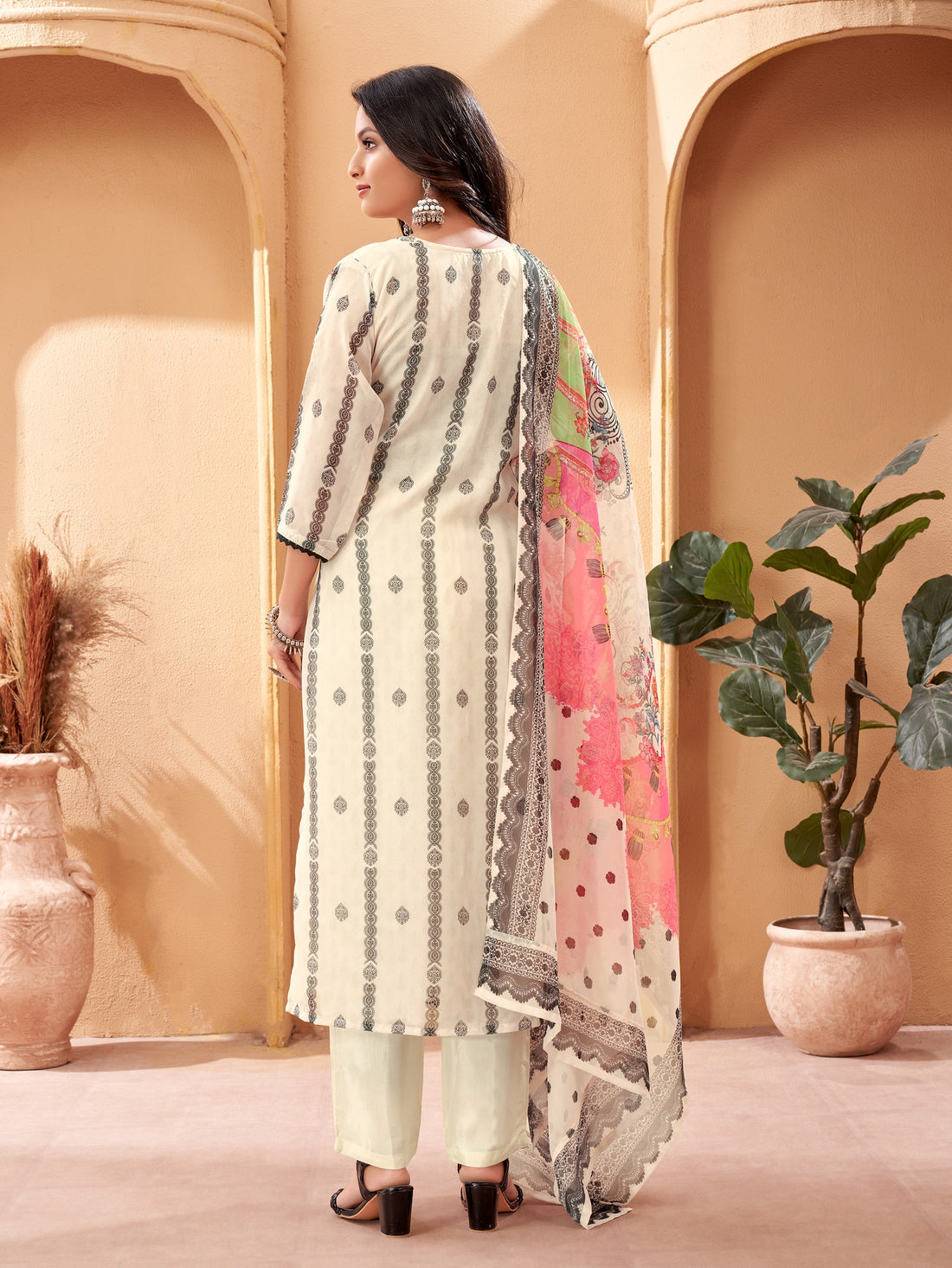 Beautifull Suit With Heavy Work  On Kurta And Floral Dupatta